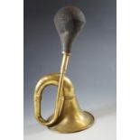 A brass car horn, 38 cm