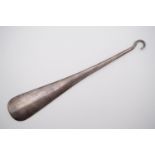 An early 20th Century silver shoe horn and button hook, Lawrence Emanuel, Birmingham, 1915, 16.5 cm