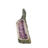 Gran geoda de amatista del Brasil, s.XX. 164 x 58 x 43 cm. Presenta restauración.