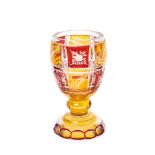 Copa en cristal de Bohemia doblado en tonalidades roja y amarilla tallado con decoración floral,