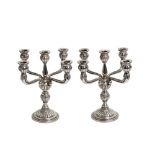 Pareja de candelabros de cinco luces en plata española punzonada con decoración gallonada y de