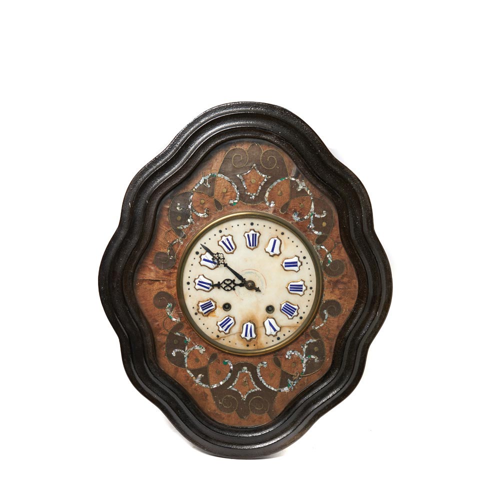 Reloj de pared isabelino con caja en madera ebonizada e incrustaciones en madreperla, tercer