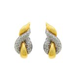 Pendientes en oro bicolor con pavé de diamantes talla brillante. Peso diamantes: 1 ct. aprox. Peso