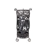 Paragüero en hierro forjado con decoración calada de dragones, acantos y volutas, segundo cuarto del