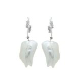 Pendientes largos en oro blanco con diamantes talla brillante engastados en garras y perla barroca