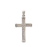 Colgante diseño cruz en oro blanco con diamantes talla brillante. 4 x 2 cm. Peso diamantes: 0,18 ct.