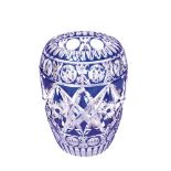 Jarrón en cristal de Bohemia doblado en tonalidades azul y translúcida tallado con decoración