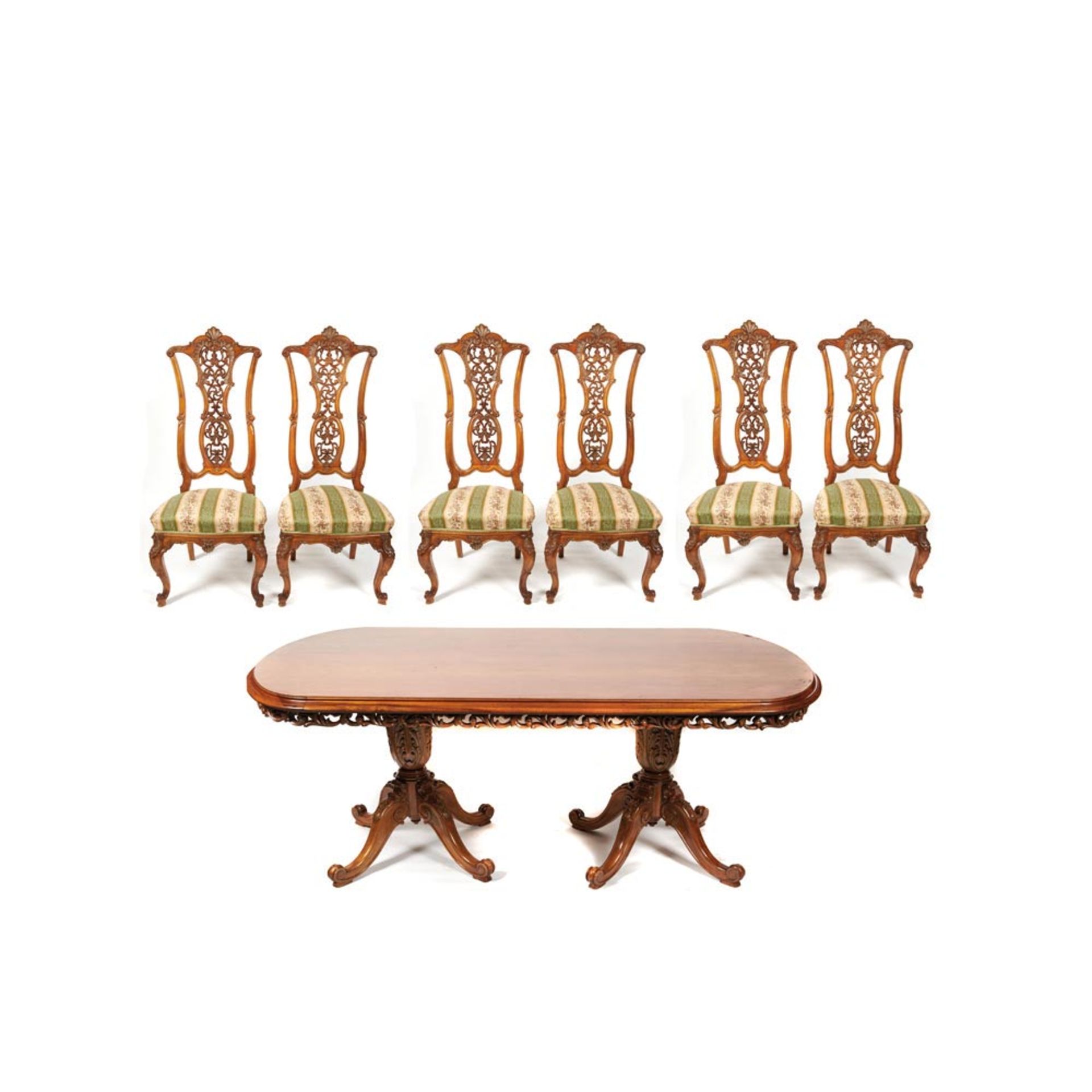 Juego de mesa de comedor y seis sillas estilo inglés en madera de nogal tallada, mediados del s.