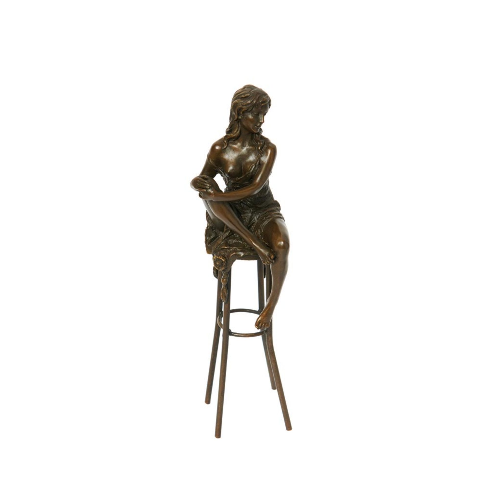Escuela francesa, fles. del s.XX. Muchacha sobre taburete. Escultura en bronce patinado. Firmada
