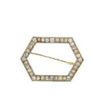 Broche diseño hexagonal en oro y vistas en platino con diamantes talla brillante antigua, c.1950.