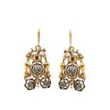 Pendientes isabelinos en oro con calado floral y diamantes talla rosa 3/3, tercer cuarto del s.