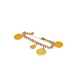 Pulsera de eslabones barbados en oro con colgante representando una galera y tres monedas: 25 ptas.,