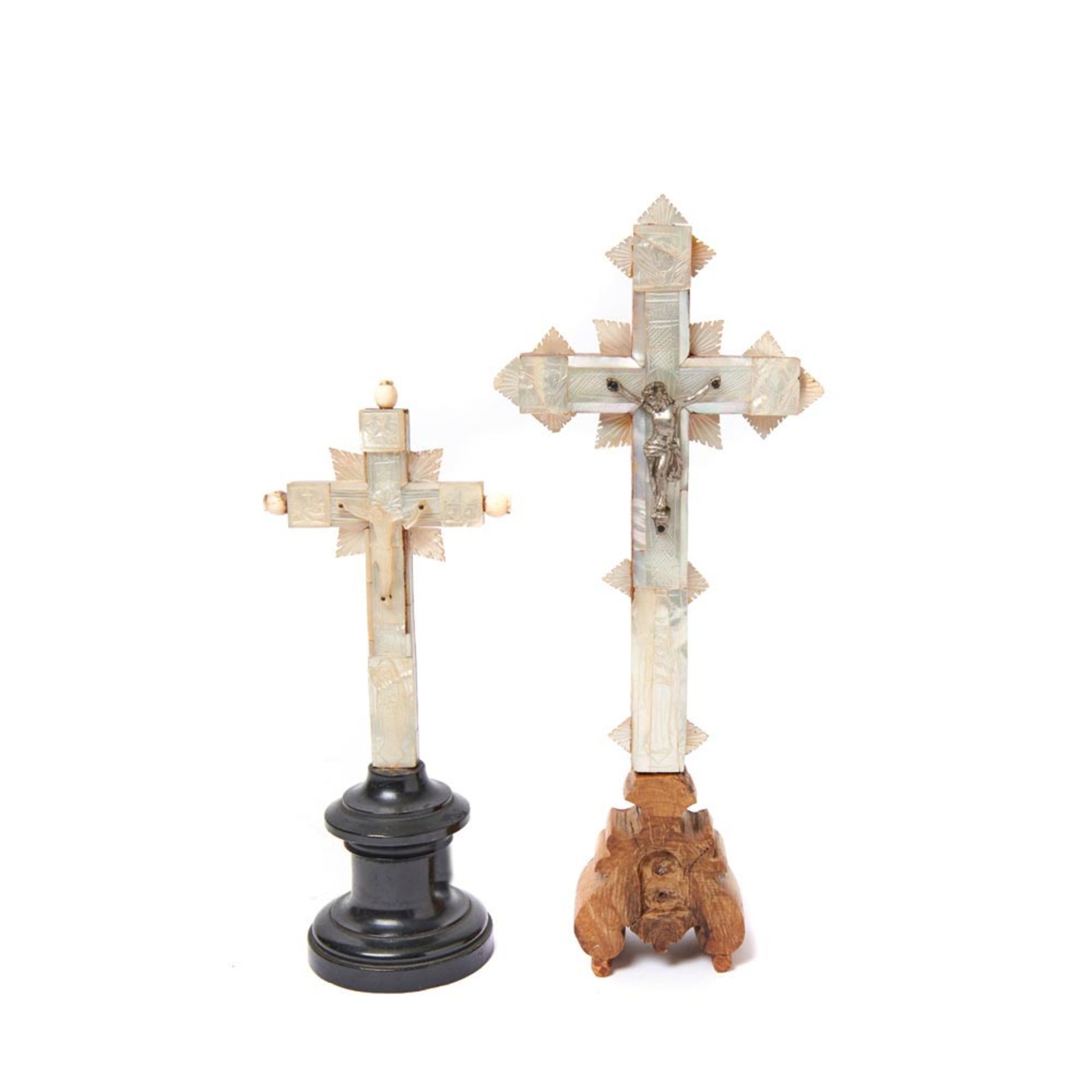 Lote de dos cruces de Jerusalén en madera tallada, madreperla, hueso y metal, fles. del s.XIX. 27