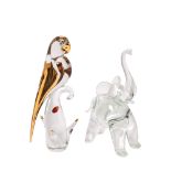 Elefante y Periquito. Lote de dos figuras en cristal de Murano translúcido y dorado, tercer cuarto