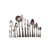 Lote de 62 cubiertos en plata, s.XX. Compuesto por seis tenedores, seis cucharas y cinco cuchillos