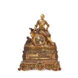 Reloj de sobremesa francés en bronce dorado, s.XIX. Caja flanqueada por caballero con decoración