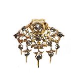 Broche isabelino en oro cincelado con calado vegetal y diamantes talla rosa, tercer cuarto del s.