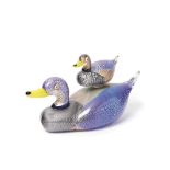 Patos. Grupo en cristal polícromo de Murano con inclusiones en plata, fles. del s.XX. 21,5 x 38 x 16