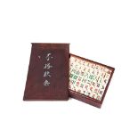 Mahjong con piezas en hueso y bambú, mediados del s.XX. Adjunta caja original en madera. 4,5 x 27