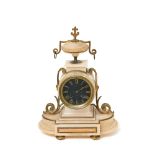 Reloj de sobremesa francés en alabastro y bronce, ppios. del s.XX. Caja rematada en copa. Esfera con