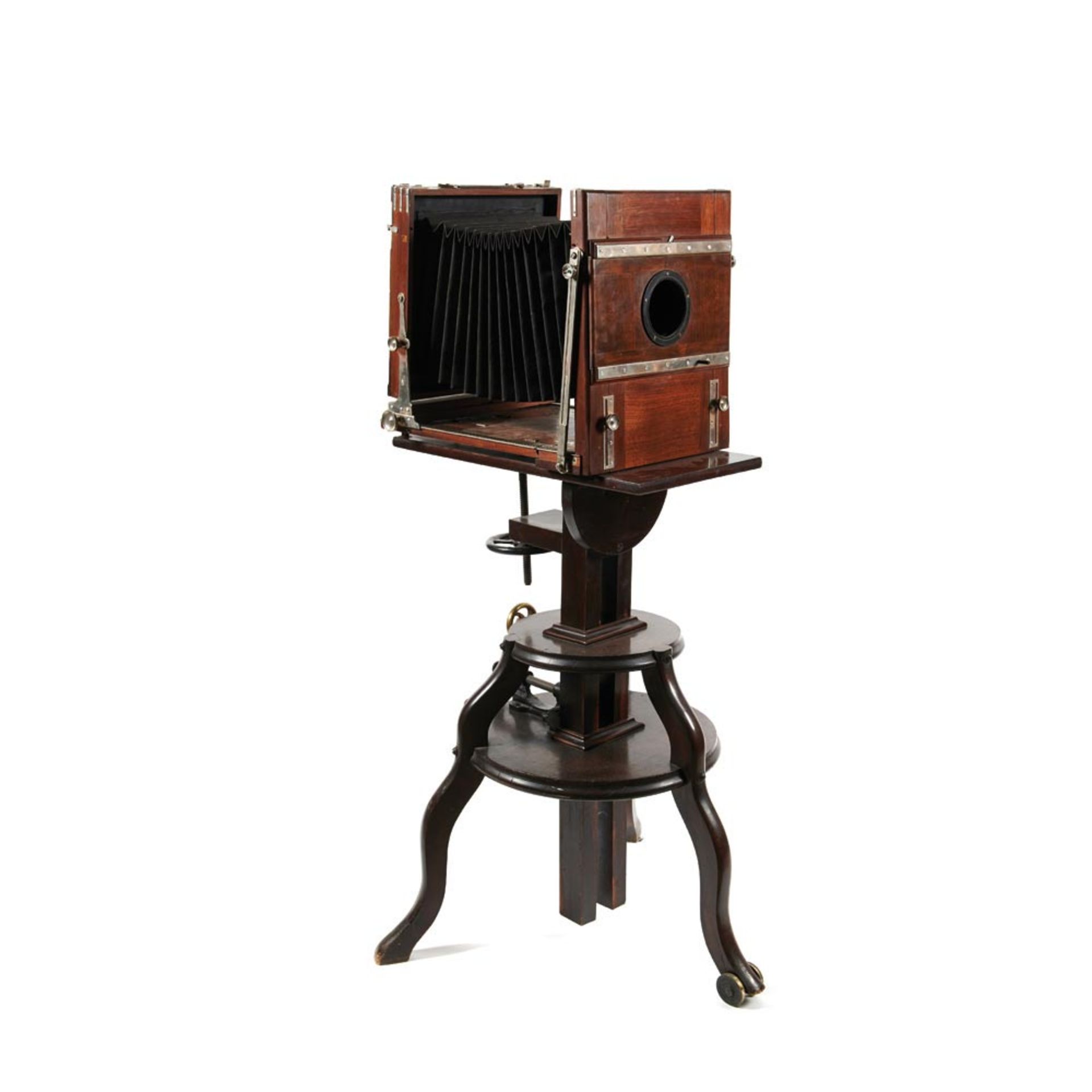 Cámara fotográfica de placas con fuelle en madera sobre trípode con altura regulable mediante