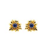 Pendientes diseño flor en oro con símil de zafiro azul talla redonda engastado en garras. Peso