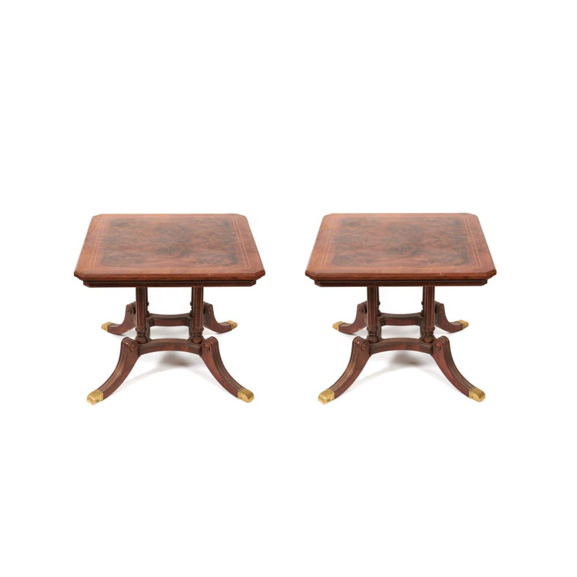 Pareja de mesas de centro inglesas estilo Regency en madera de raíz de nogal y fileteados en boj,