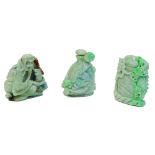 Lote de tres tabaqueras chinas, una diseño pescador, en jade tallado con decoración floral y de