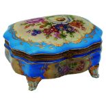Caja en porcelana europea con decoración floral estampada en cartelas sobre fondo azul y