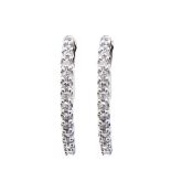 Pendientes criolla en oro blanco con diamantes talla brillante engastados en garras. Peso diamantes: