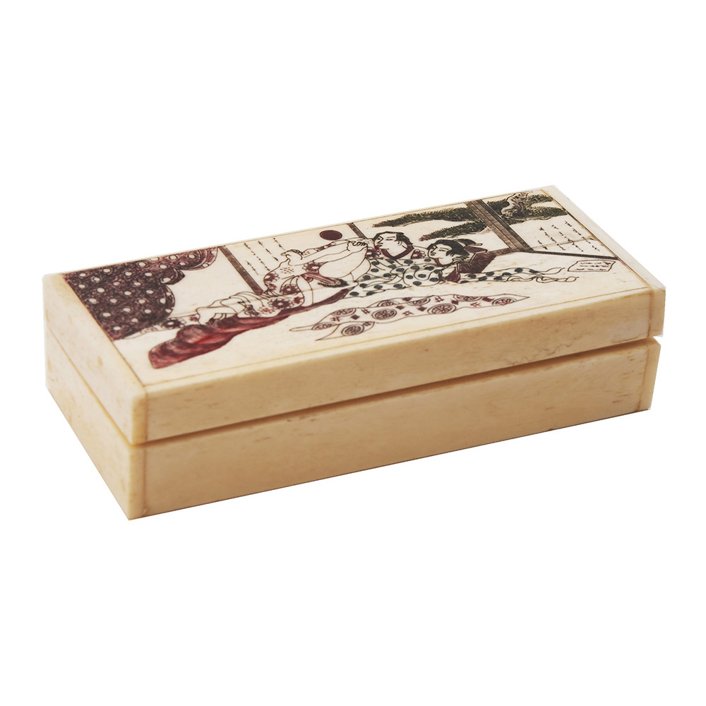 Caja china en hueso con decoración policromada de escena erótica, segunda mitad del s.XX. 2,5 x 9,