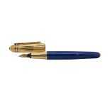 Pluma Cartier modelo "Pasha", 1991. En laca jaspeada de tonalidad azul y plaqué oro. Capuchón