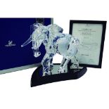 Elephant. Figura en cristal Swarovski tallado y facetado sobre peana en resina y espejo. Diseñada
