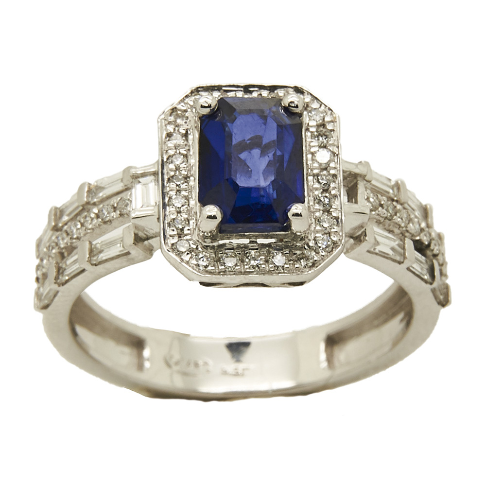 Sortija en oro blanco con zafiro azul central talla esmeralda y orla y brazos de diamantes tallas