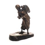 Escuela austriaca, mediados del s.XX. Aguador árabe. Escultura en bronce patinado según modelo de