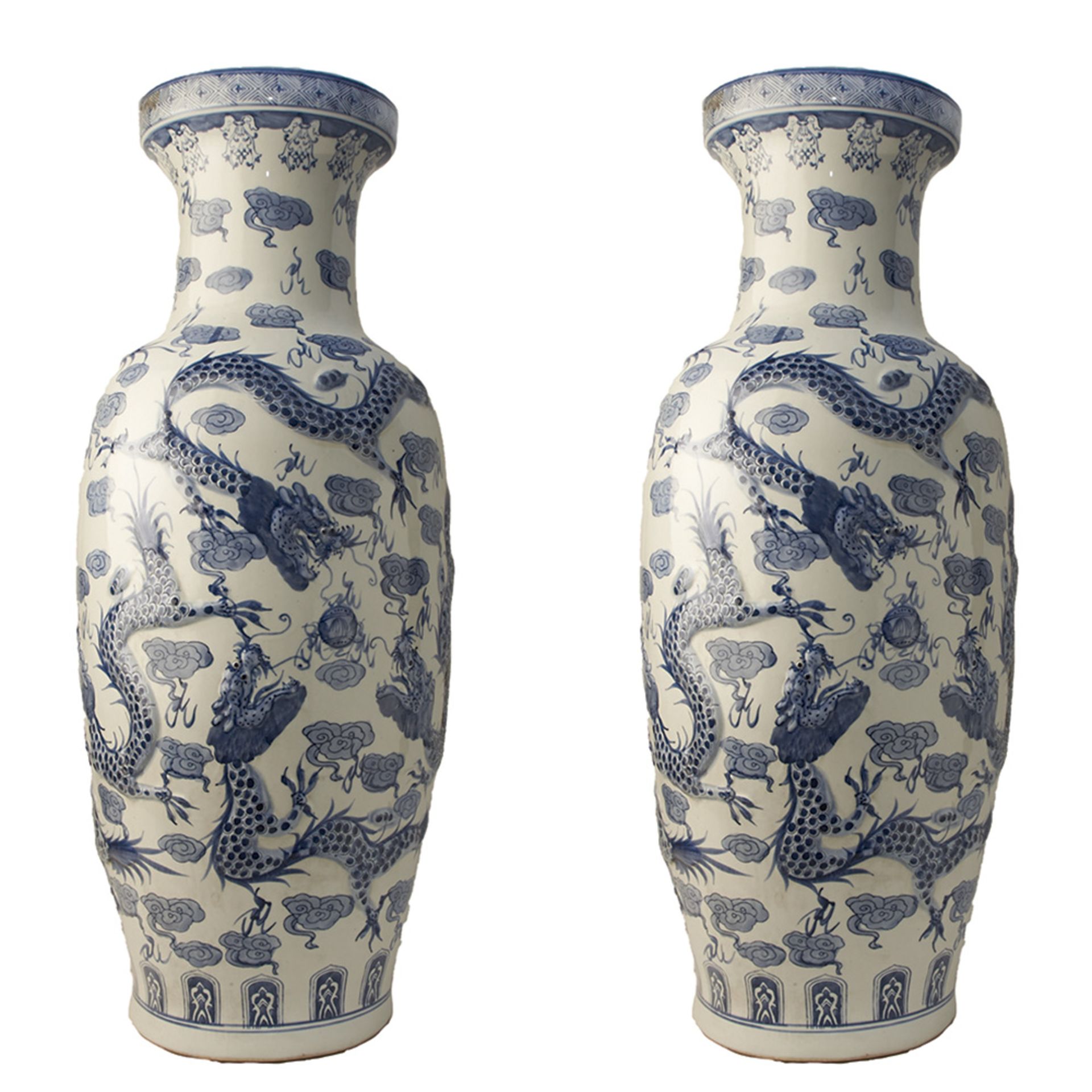 Pareja de jarrones en porcelana china azul y blanca con decoración de dragones en bajorrelieve,