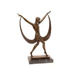 Escuela europea, fles. del s.XX. Bailarina. Escultura estilo Art Deco en bronce patinado sobre peana