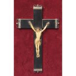 Escuela española, ppios. del s.XX. Cristo crucificado. Escultura en marfil tallado sobre cruz en