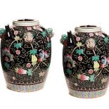 Pareja de aceiteras en porcelana china Familia Negra con decoración floral y cabezas de animal,