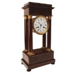 Reloj de sobremesa "de pórtico" francés Carlos X en madera de palisandro y fileteados en latón, c.