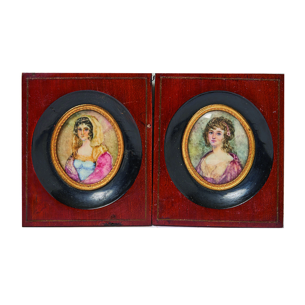 Pareja de miniaturas pintadas al gouache sobre placa en hueso con representación de bustos de dama y