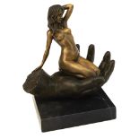 Escuela francesa, fles. del s.XX. Mujer desnuda sobre mano. Escultura en bronce patinado y dorado