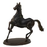 Escuela europea, s.XX. Caballo. Escultura en bronce patinado sobre peana en madera. 38,5 x 10 x 42,5