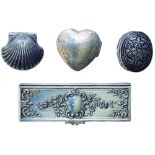 Lote de cuatro cajas de colección en plata, dos diseño corazón y venera, con decoración grabada y