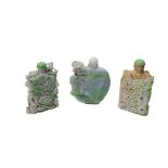 Lote de tres tabaqueras chinas en jade tallado con decoración floral, pez y ardillas, mediados del