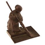 Escuela europea, s.XX. Monaguillo barriendo. Escultura en bronce patinado. 17,5 x 14 x 10,5 cm.