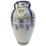 Orza en cerámica de Talavera esmaltada con decoración floral, mediados del s.XX. Marcas en la