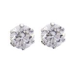 Pendientes dormilona en oro blanco con diamante talla brillante engastado en garras. Peso diamantes: