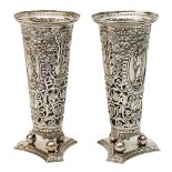 Pareja de copas en plata española punzonada y contraste LBB con decoración calada de vides y figuras