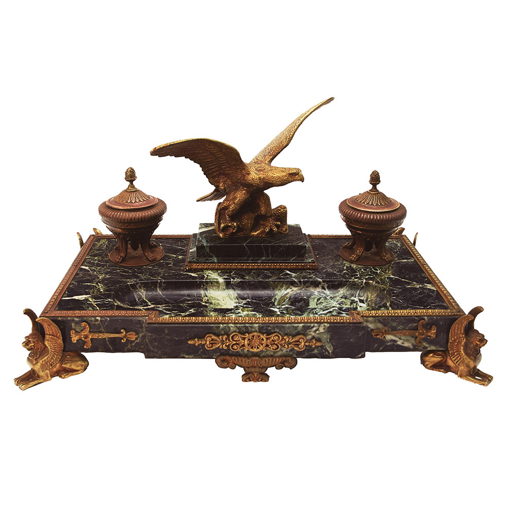 Escribanía estilo Imperio en mármol y bronce con águila flanqueada por tinteros y pies diseño